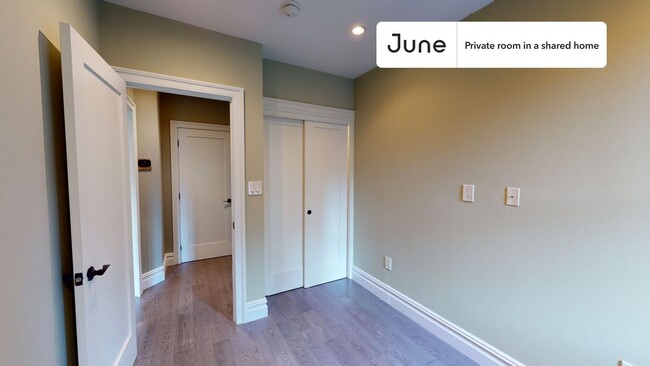 Foto del edificio - Private bedroom in 3 bed/2 bath Home
