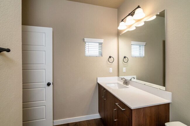 Foto del edificio - GORGEOUS 3 BEDROOM 2.5 BATH DUPLEX LOCATED...