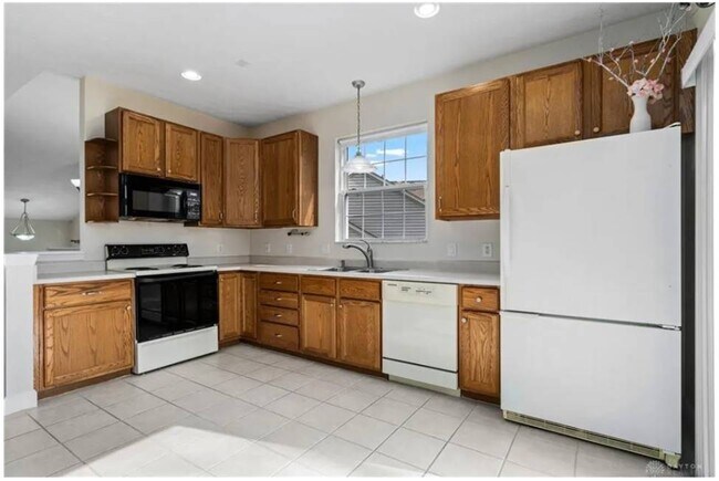 Building Photo - 596 Winona Dr