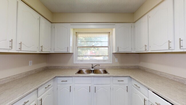 Photo du bâtiment - THREE BEDROOM TOWNHOME IN BEAUTIFUL BYRON