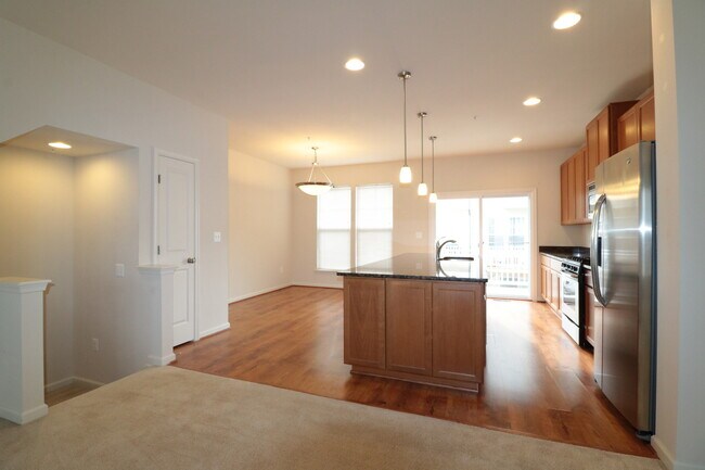 Building Photo - 3 + 2.5 "3 level w/ bsmt & Garage" - Townh...