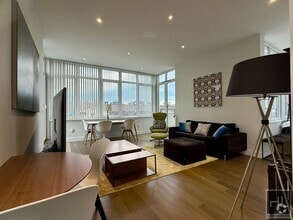 Building Photo - Penthouse 1 bed/1 bath w/ 2 roof decks
