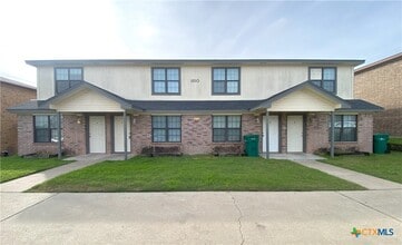 Building Photo - 1610 Aztec Trce
