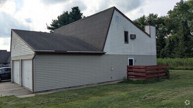 Building Photo - 819 Kerns Dr NE