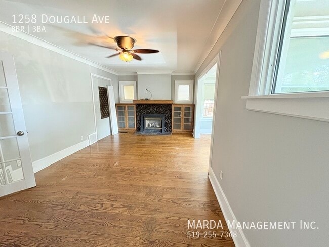 Photo du bâtiment - CHAMRING 6 BED/ 3 BATH HOUSE DOWNTOWN WINDSOR! + UTILITIES