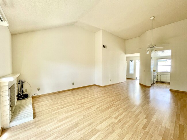 Building Photo - Single Story Townhome in Escondido!