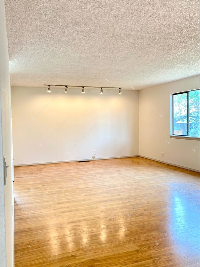 Building Photo - A Rare Find: Expansive NE Bend Home with E...