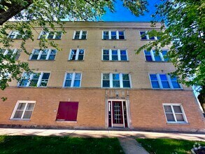 Building Photo - 3214 W Berteau Ave