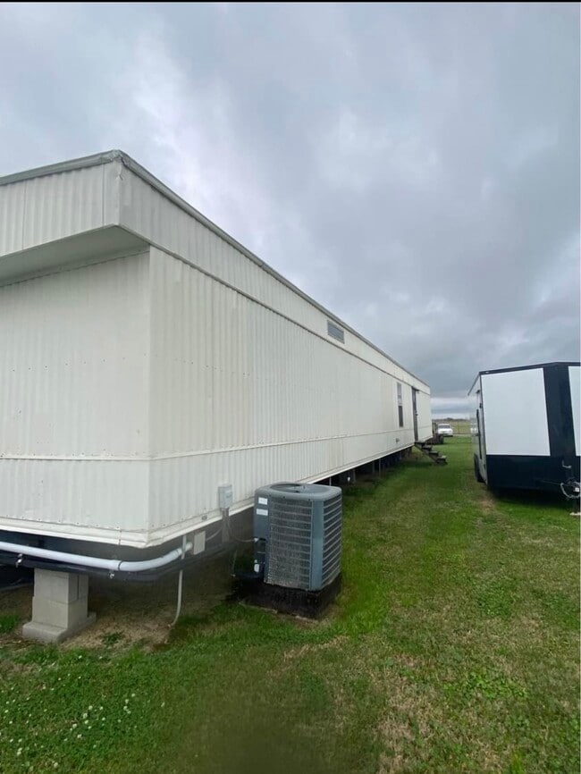 Building Photo - 215 Gireer Rd
