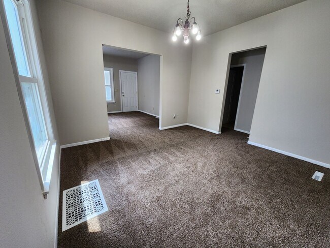 Building Photo - 2 Bedroom 1 Bathroom Fresh Carpet