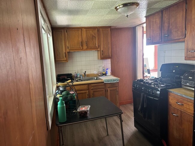 Building Photo - 2 Bedroom House available for SUBLEASE Sep...