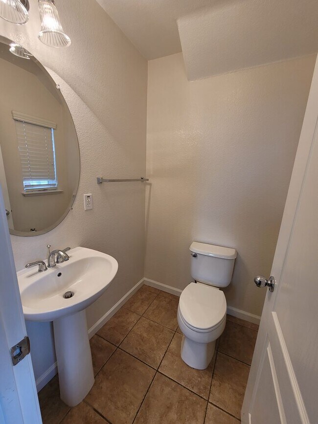 Building Photo - Beautiful 4-Bedroom Brentwood Home on Corn...