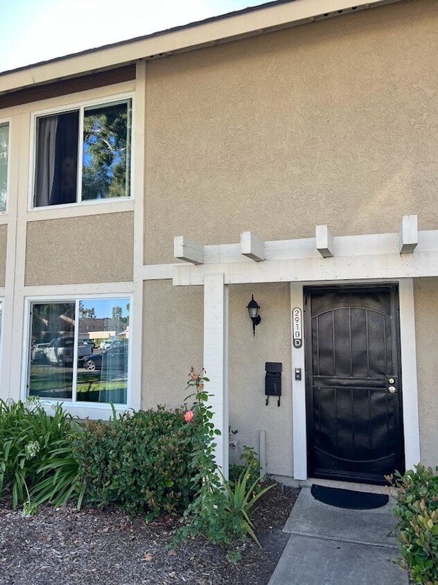 Primary Photo - 3 Bed | 1.5 Bath Townhome with Garage in S...