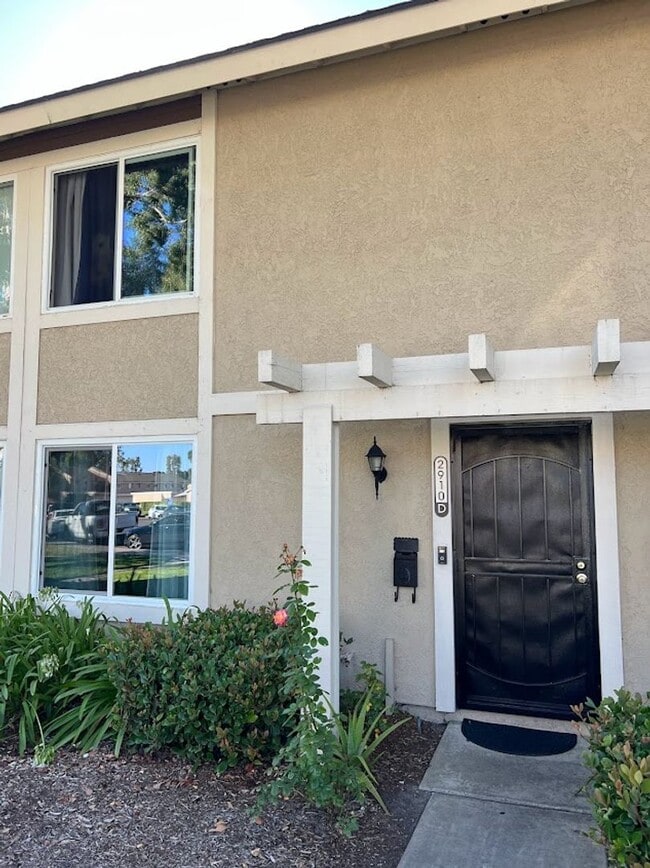 3 Bed | 1.5 Bath Townhome with Garage in S... - 3 Bed | 1.5 Bath Townhome with Garage in S...