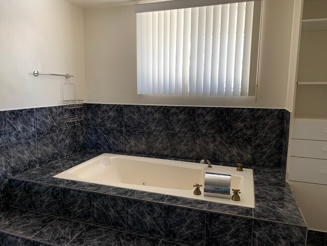 Foto del edificio - 7711 Sausalito Ave