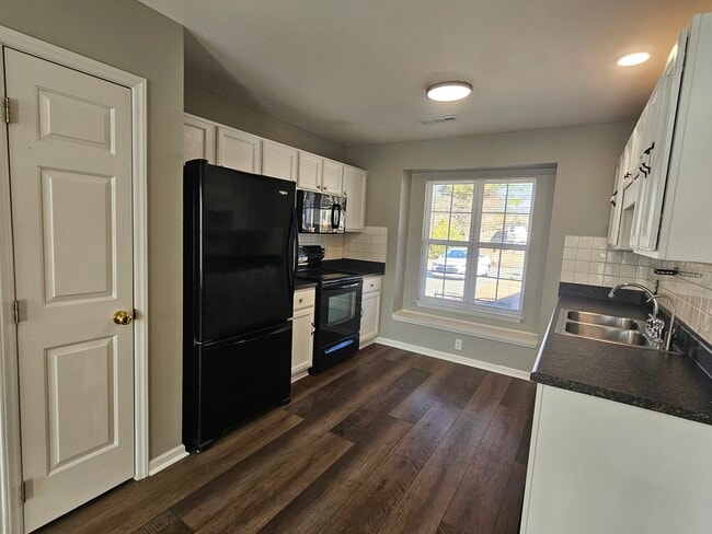 Building Photo - 210 Hepworth Way