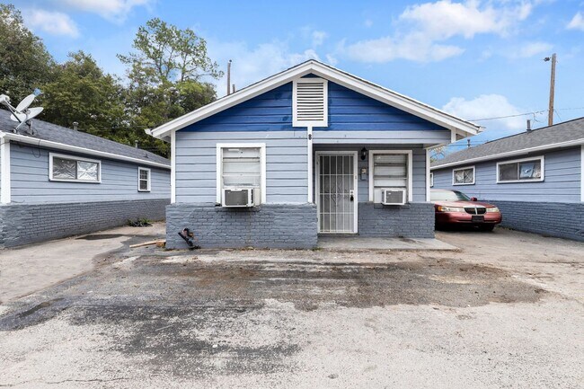 Building Photo - HALF OFF 1ST MONTHS RENT & NO DEPOSIT! SPR...