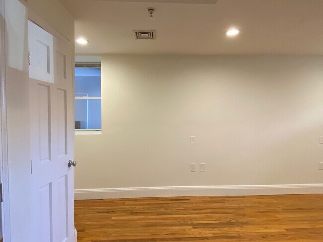 Foto del edificio - Beautiful updated studio with all utilitie...