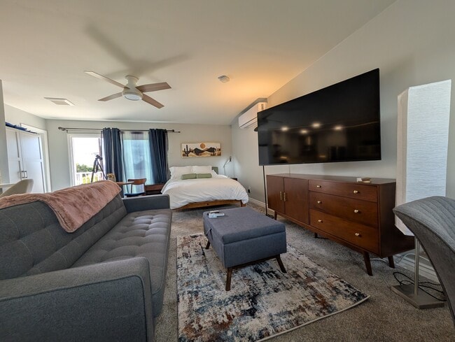 Foto del edificio - 8274 Beaver Lake Dr