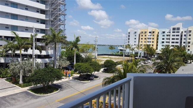 Foto del edificio - 7933 West Dr