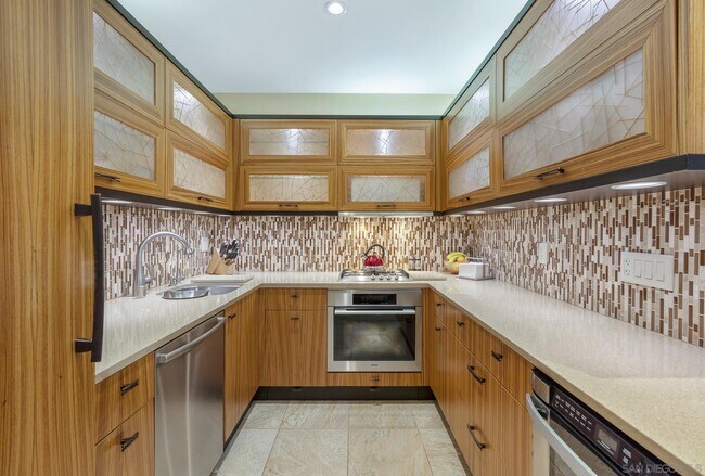 Foto del edificio - 500 W Harbor Dr