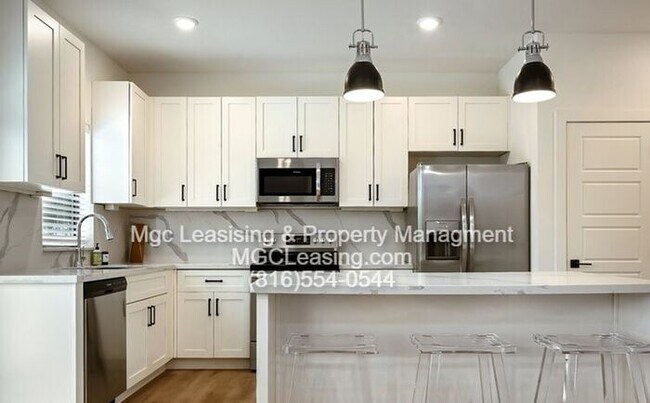 Building Photo - Spacious Duplex with Partially Finished Walkout Basement- Available in January!