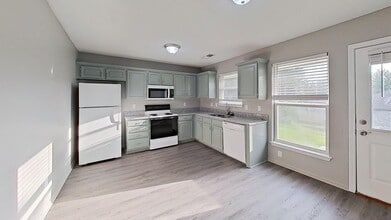 Building Photo - 404a SE Oak Ridge Dr