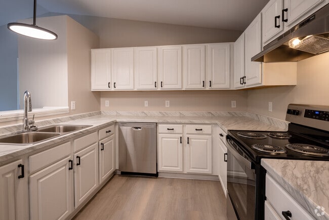 2BR, 2BA - 975SF - Kitchen - Biscayne Apartments