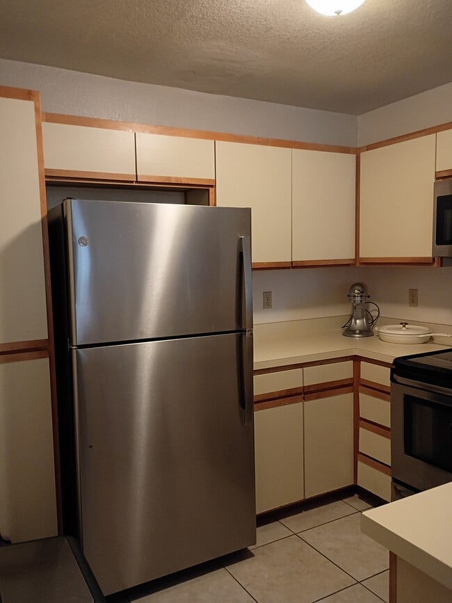 Kitchen with newer stainless stainless - 7618 E Callisto Cir