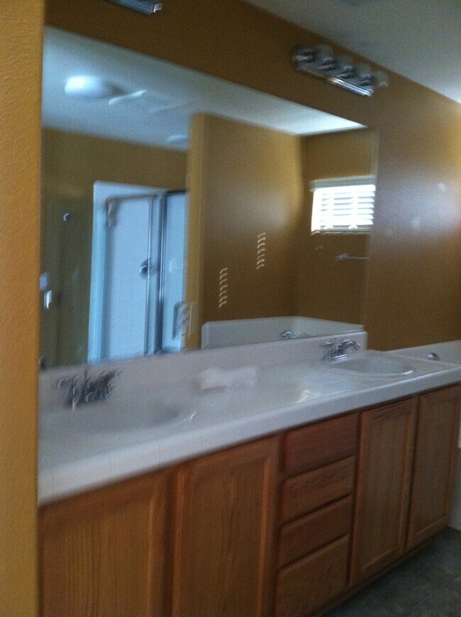 Foto del edificio - 3337 W Tyler Ave