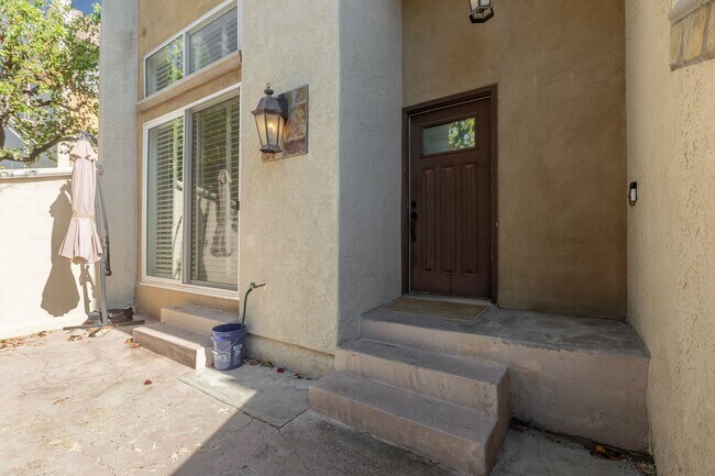 Foto del edificio - Elegant 3-Level Townhome with 2 Car Garage