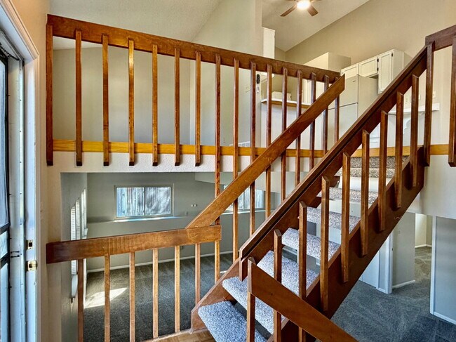 Foto del edificio - Charming Split-Level Oasis on a Quiet Cul-de-Sac Backing to Greenspace. New Carpet, New Paint and...