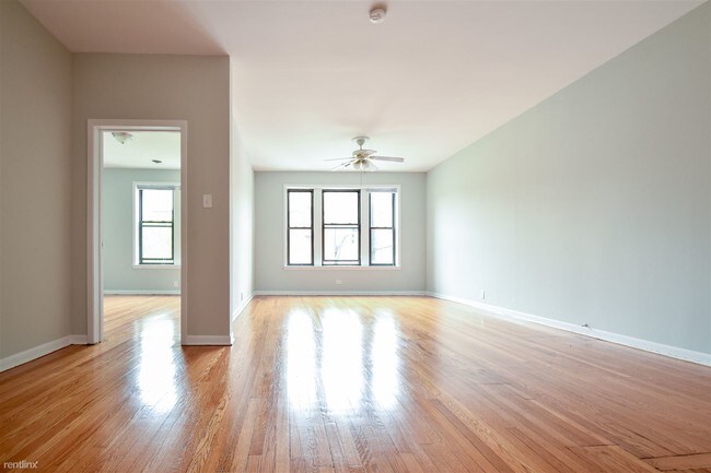Building Photo - 2 br, 1 bath  - 3352 N Broadway 1Fc