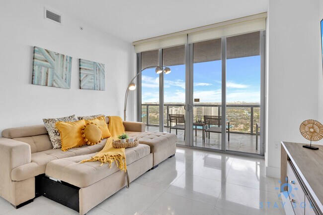 Building Photo - 2602 E Hallandale Beach Blvd