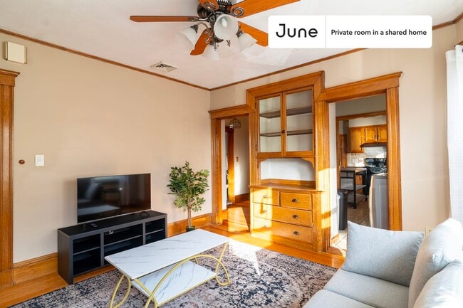 Building Photo - Private bedroom in 5 bed/2 bath Home