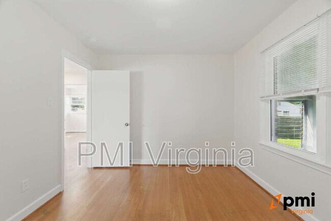 Foto del edificio - 34 Whitaker Ave