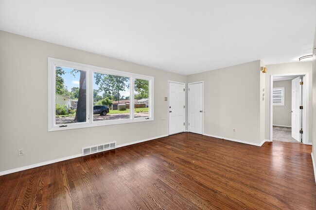 Foto del edificio - 3945 Crosby Dr