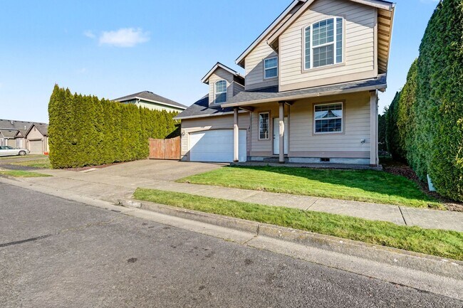 Foto del edificio - Two-Story 3 bed, 2.5 bath Home in East Salem with Large Bonus Room!