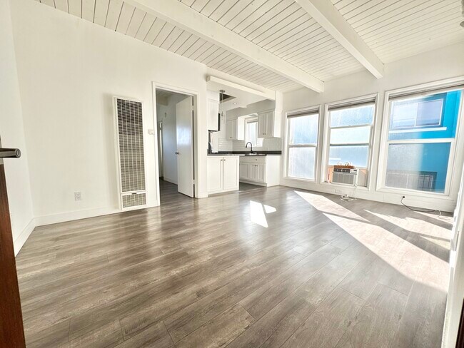 Foto del edificio - 6063 Franklin Ave