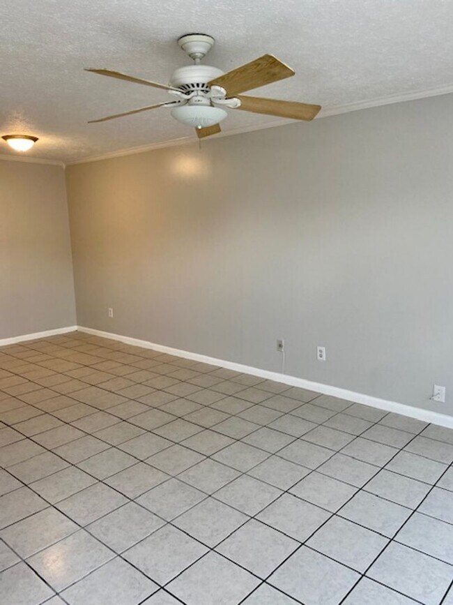Foto del edificio - Beautiful 2 Bedroom 1.5 Bath Townhome