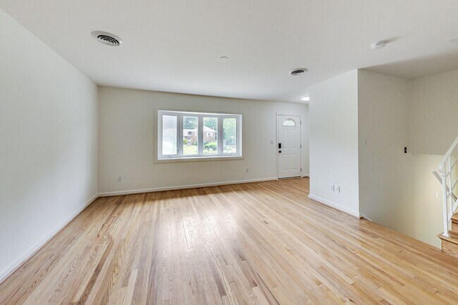 Foto del edificio - 5 Bed / 3 Bath / deep lot/ 2 driveways and...
