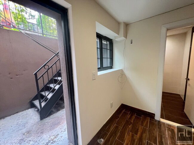 Foto del edificio - Ground level brownstone duplex w/ private ...