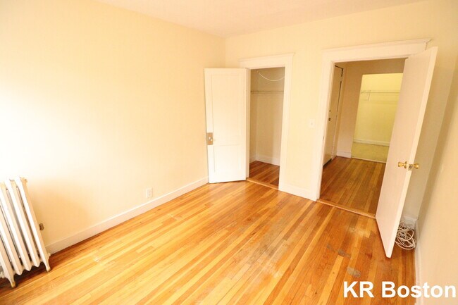 Building Photo - 11 Barrows St