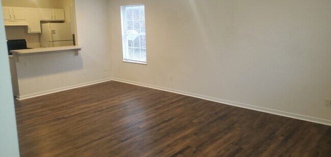Foto del edificio - 5109-5111-5111 Geyser Blvd