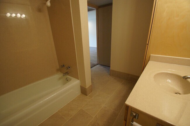 Foto del edificio - Modern First-Floor One Bedroom with In-Unit Laundry