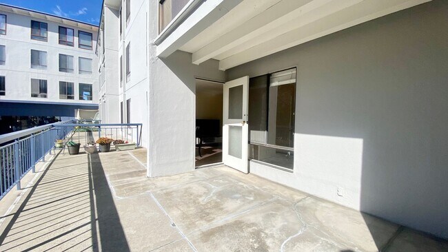 Foto del edificio - Large & Sunny Deck with this Cozy 1-Bedroom