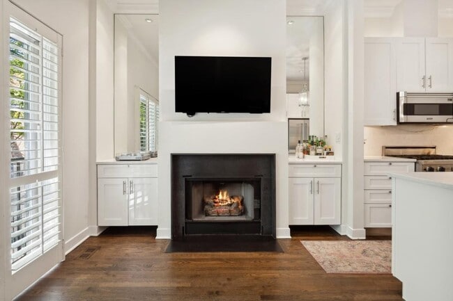 Building Photo - 3 bedroom in Chicago IL 60610