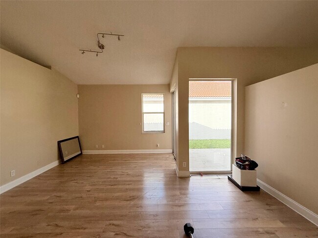 Foto del edificio - 4965 SW 153rd Ave