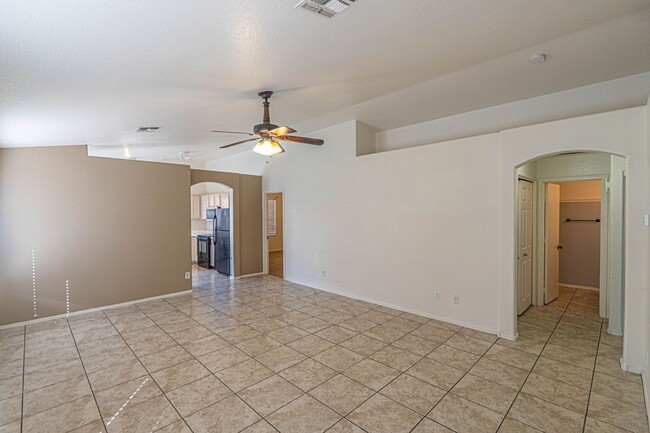 Building Photo - A Must RENT 3B/2B in Mesa!!