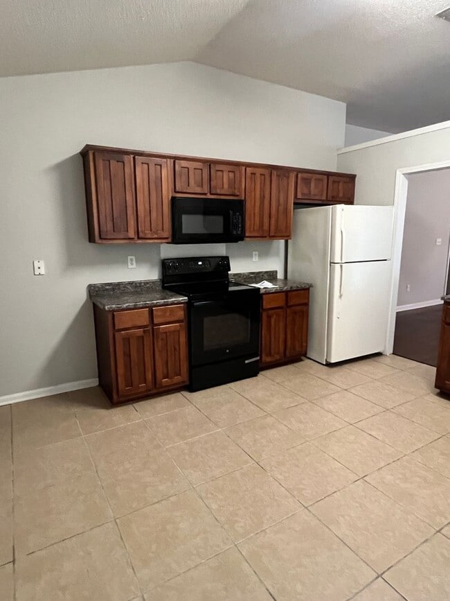 Building Photo - Great curb appeal home with 3 beds and 2 b...